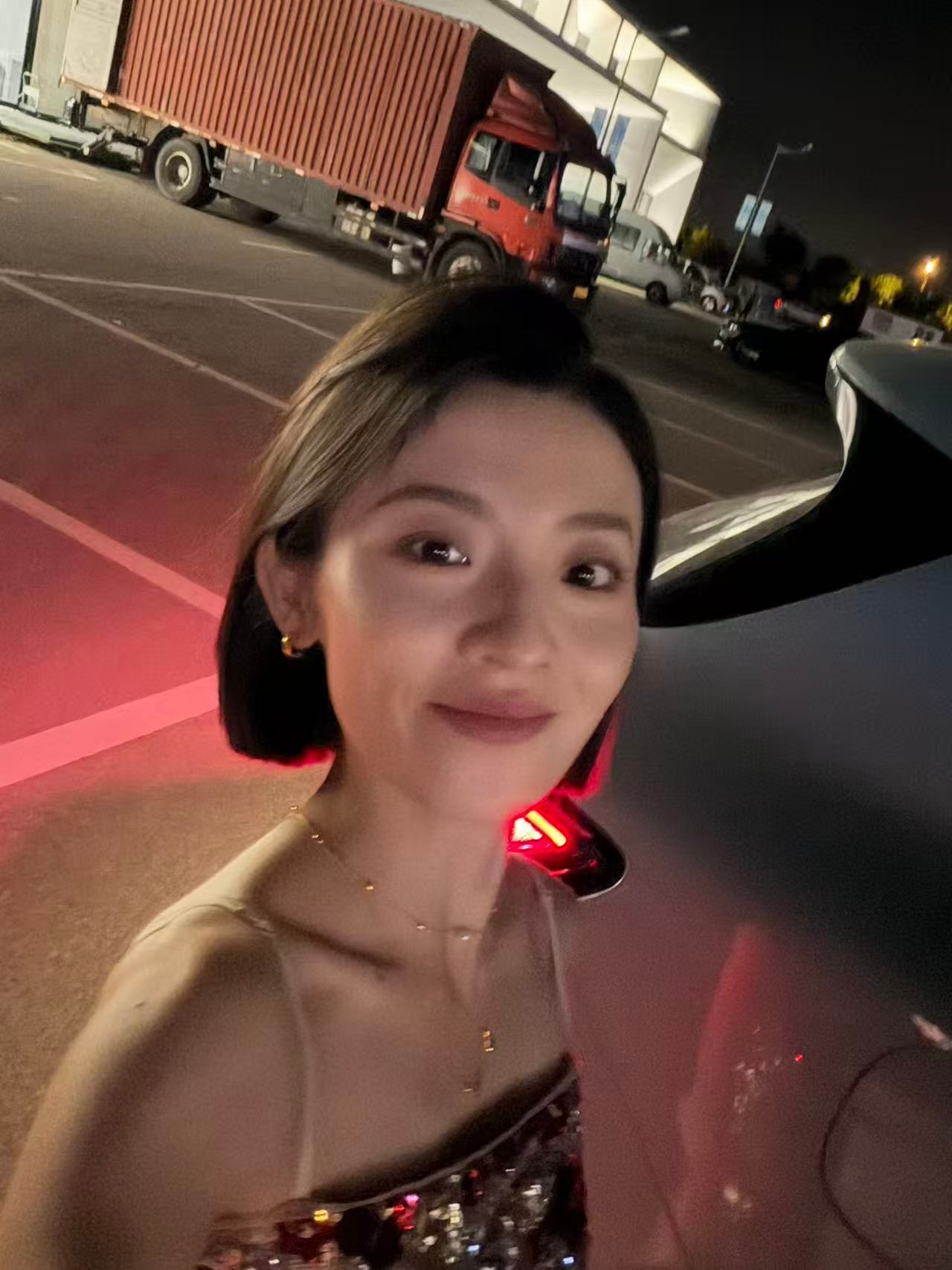 嘻嘻下班～最近都有点好看快夸快夸～ 