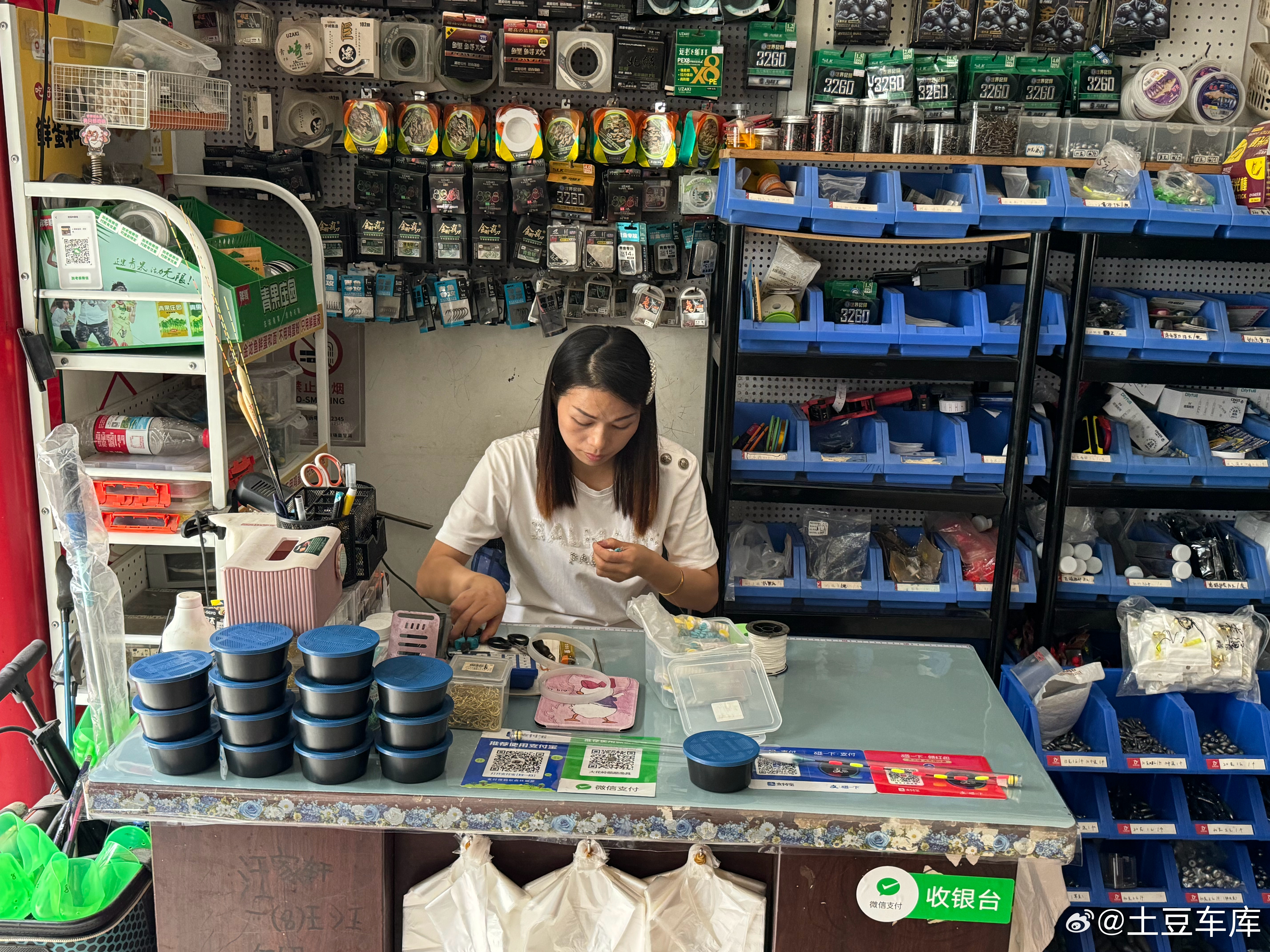 临时起意去守青鱼正好在江夏 收完车东西都没带重新绑一副线组这女老板娘 有一说一 