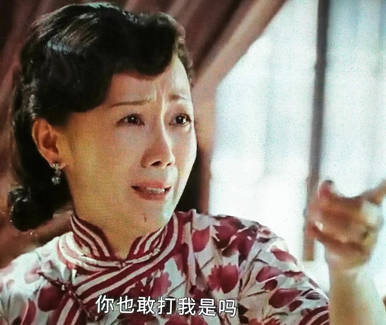 《灼灼韶华》最新剧情里，褚韶中动手打了周燕。巴掌落下时，周燕脸上立刻显出四道红印