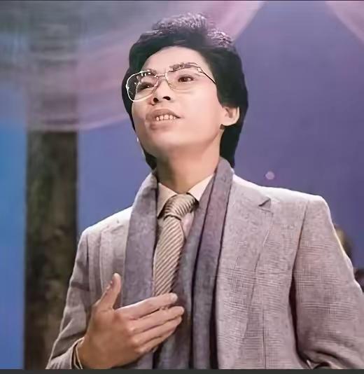 1984年，歌手张明敏得知我国举办亚运会的经费，还差了6亿的缺口时。毅然决然的卖