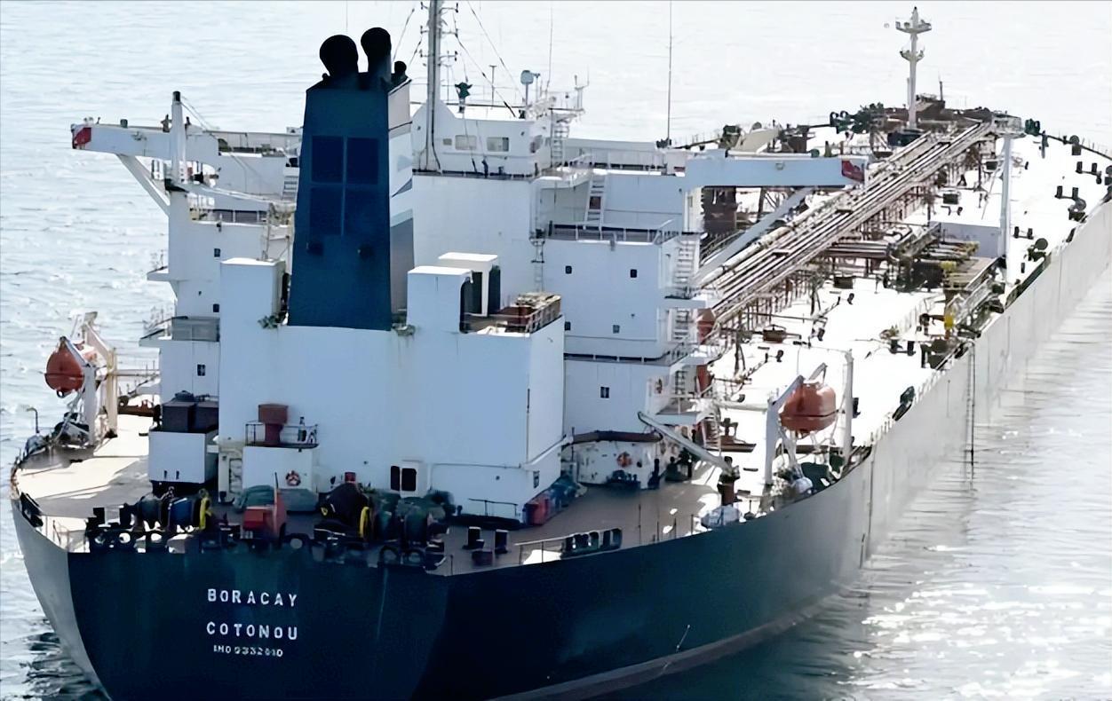 俄罗斯 “海马” 号油轮满载着委内瑞拉的 “救命石脑油”刚要靠岸，美国 “斯托克