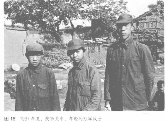 这是1937年夏，陕西关中，年轻的红军战士的照片。可以看出，他们还是稚气未干的孩