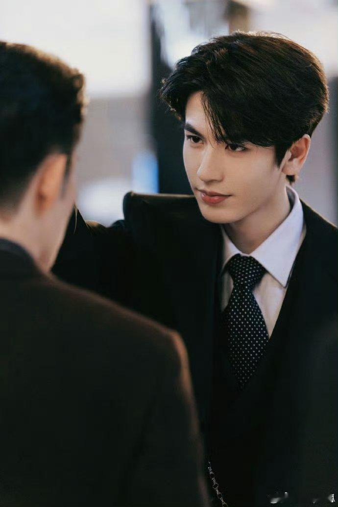 张凌赫打戏利落出拳、从容反击，张凌赫完美诠释慕容清峄的凌厉气场。身形舒展张力十足