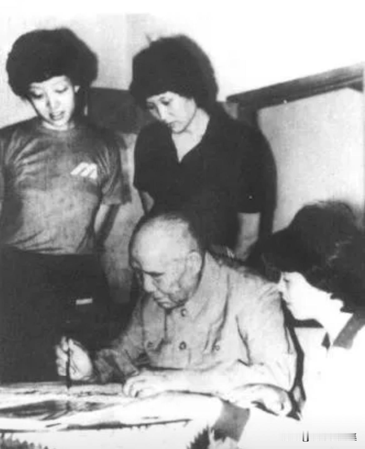 1983年9月，李达(前左一)为中国女子排球队题词，身边是中国女子排球队运动员杨