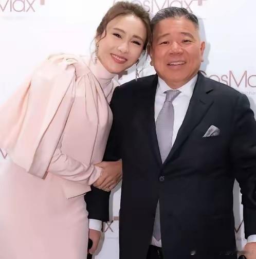 一次宴会上，亿万富翁马廷强对黎姿说：在香港我有报刊生意，每年收入至少1亿多，美中