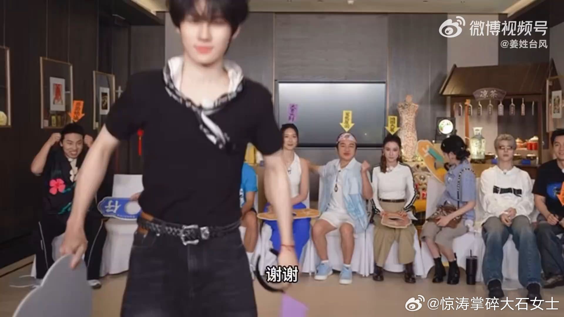 张真源堵镜头这段已经成跑男直播的保留收尾，范丞丞一提醒他就有反应，冲过来时气势挺