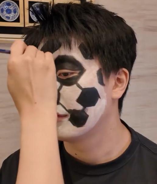 我说怎么管泽元最近没解说EWC，原来去搞世界杯去了管泽元画成足球管泽元愿赌服输