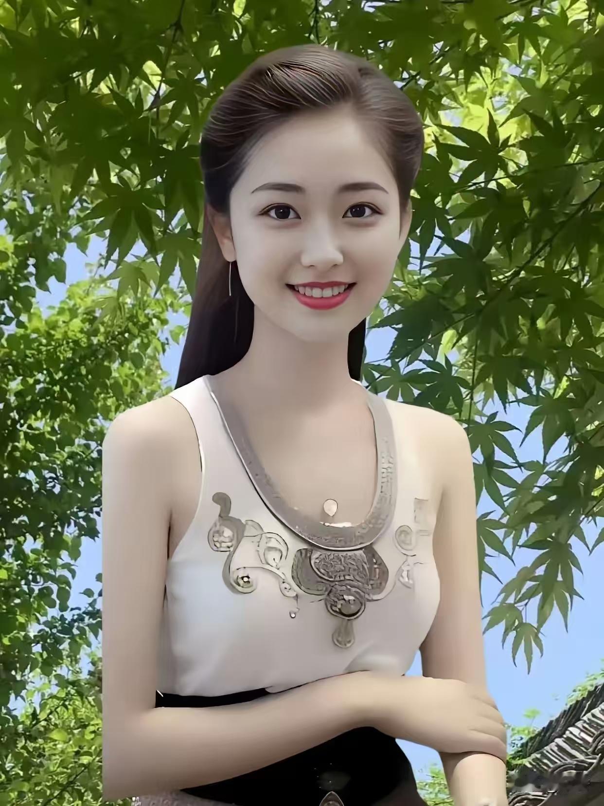 绿荫下笑容如花，银饰点缀优雅身姿，阳光正好，心动瞬间被温柔定格。