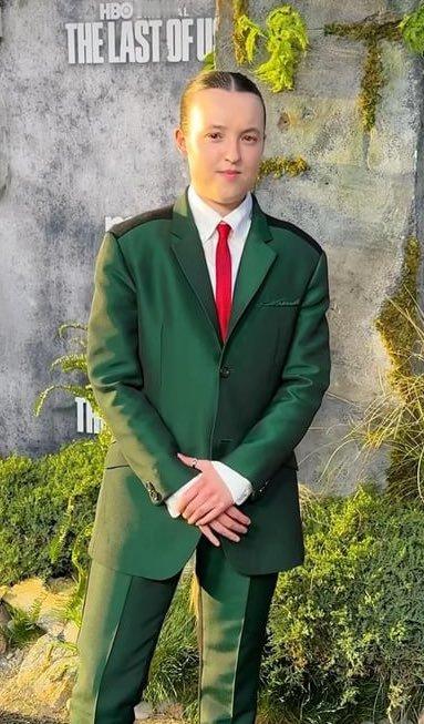 针对近年来部分颁奖礼取消男女演员分类，作为非二元性别认同的贝拉·拉姆齐做客播客节