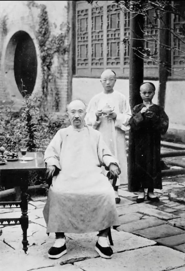 大家认出来这位人称“香帅”的晚清重臣没？看着相当西化啊，桌上放的貌似是一杯红酒！
