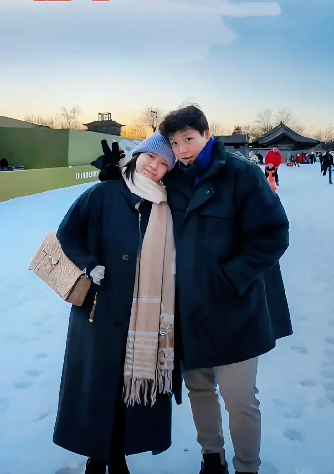 “显眼包”全红婵长大了！
那个曾因蹦跳搞怪圈粉无数的跳水小丫头，如今一袭黑色长呢