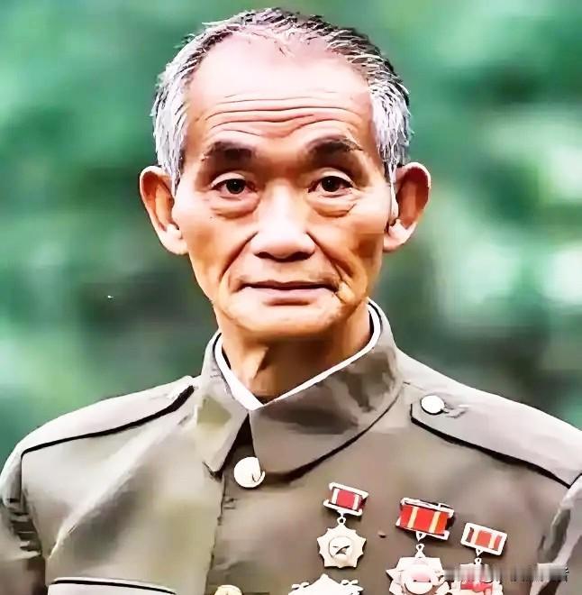 1952年，上甘岭战役中，一名新兵守阵地时，见美军冲来十分慌乱，忽然瞥见敌指挥官