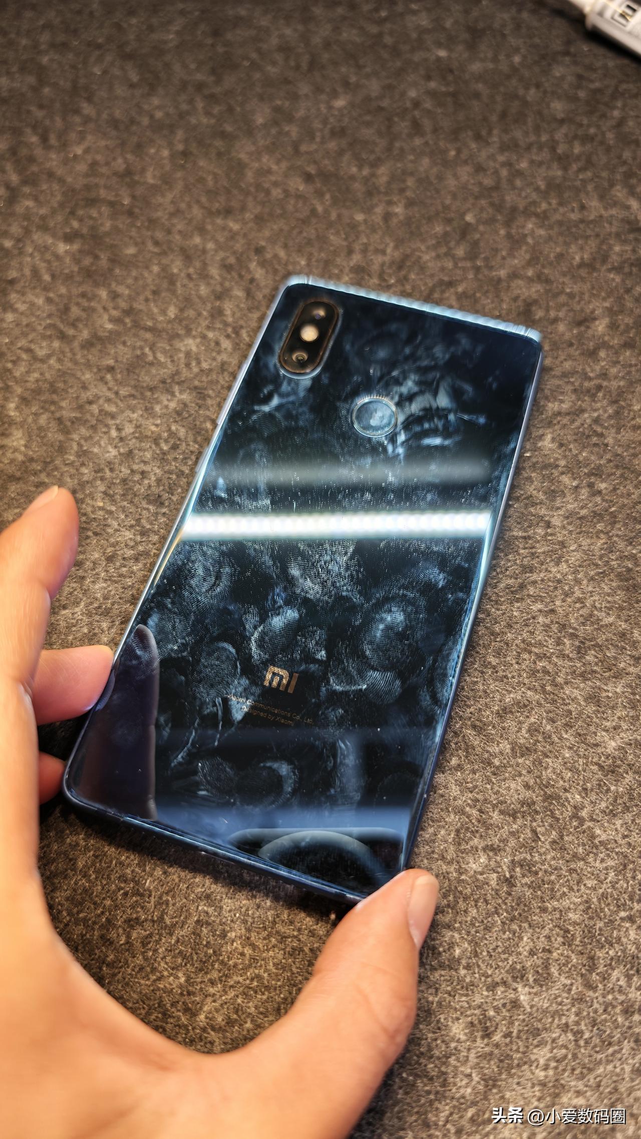 感觉修手机也不难，屏幕漏液买个屏幕，看攻略自己动手可以省一两百左右，还是旧机。不