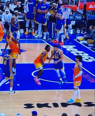 过分了啊
黄蜂直接把防库里的强度提升到了总决赛级别！
图一：防守球员直接抱住库里