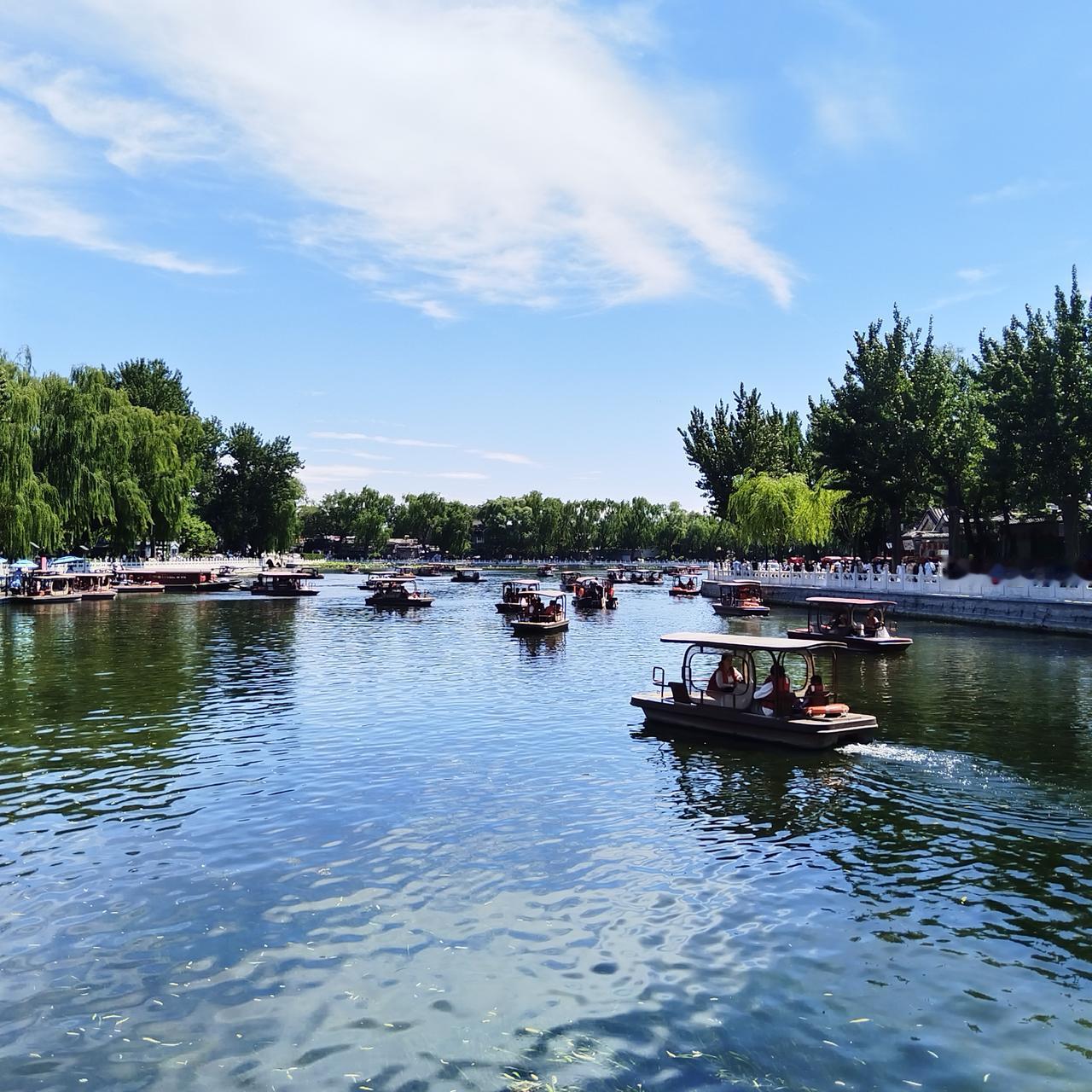 午后的北京天高云淡，阴凉处凉风习习，非常舒服。