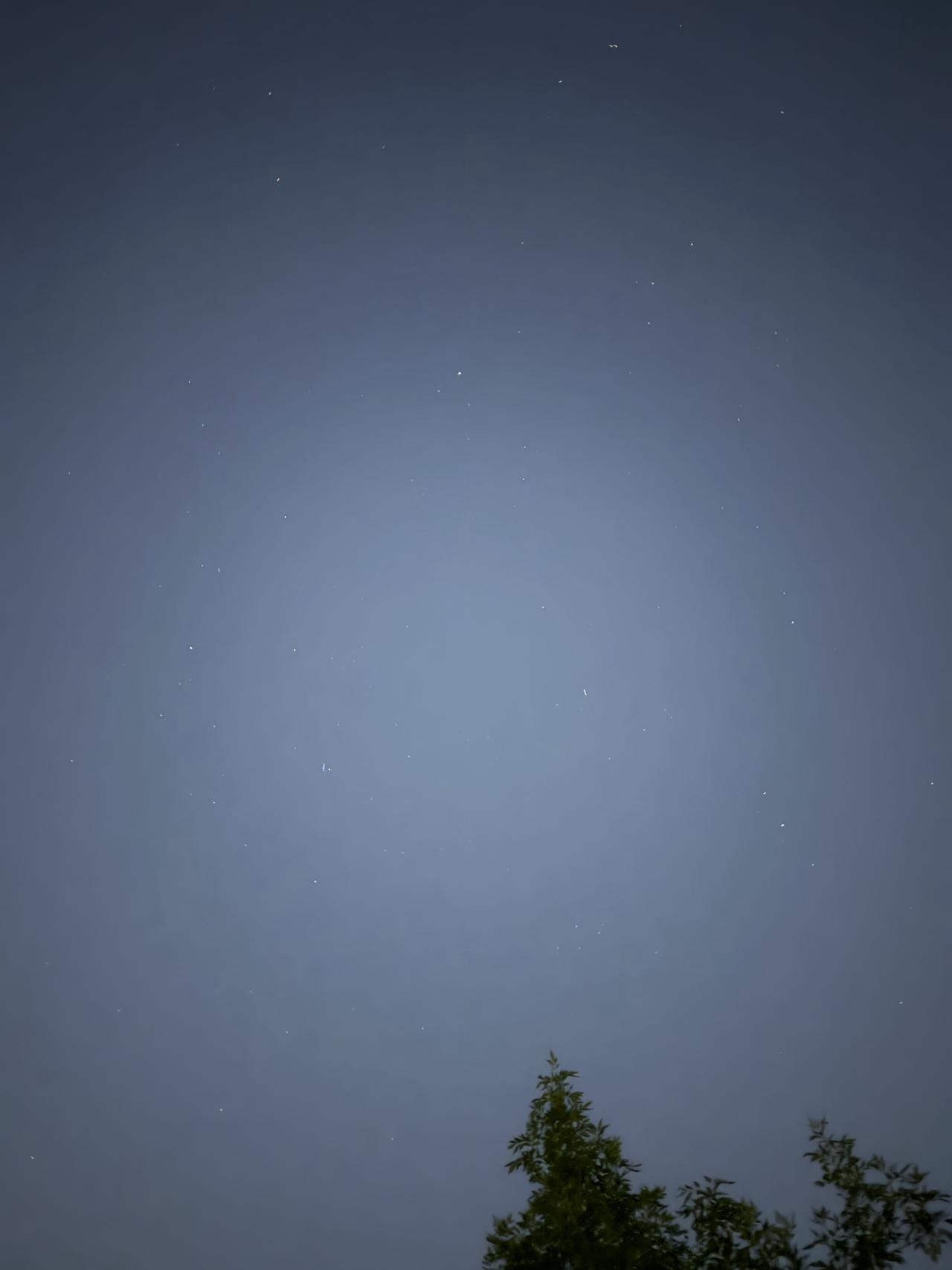 天上有几颗星星在闪烁。