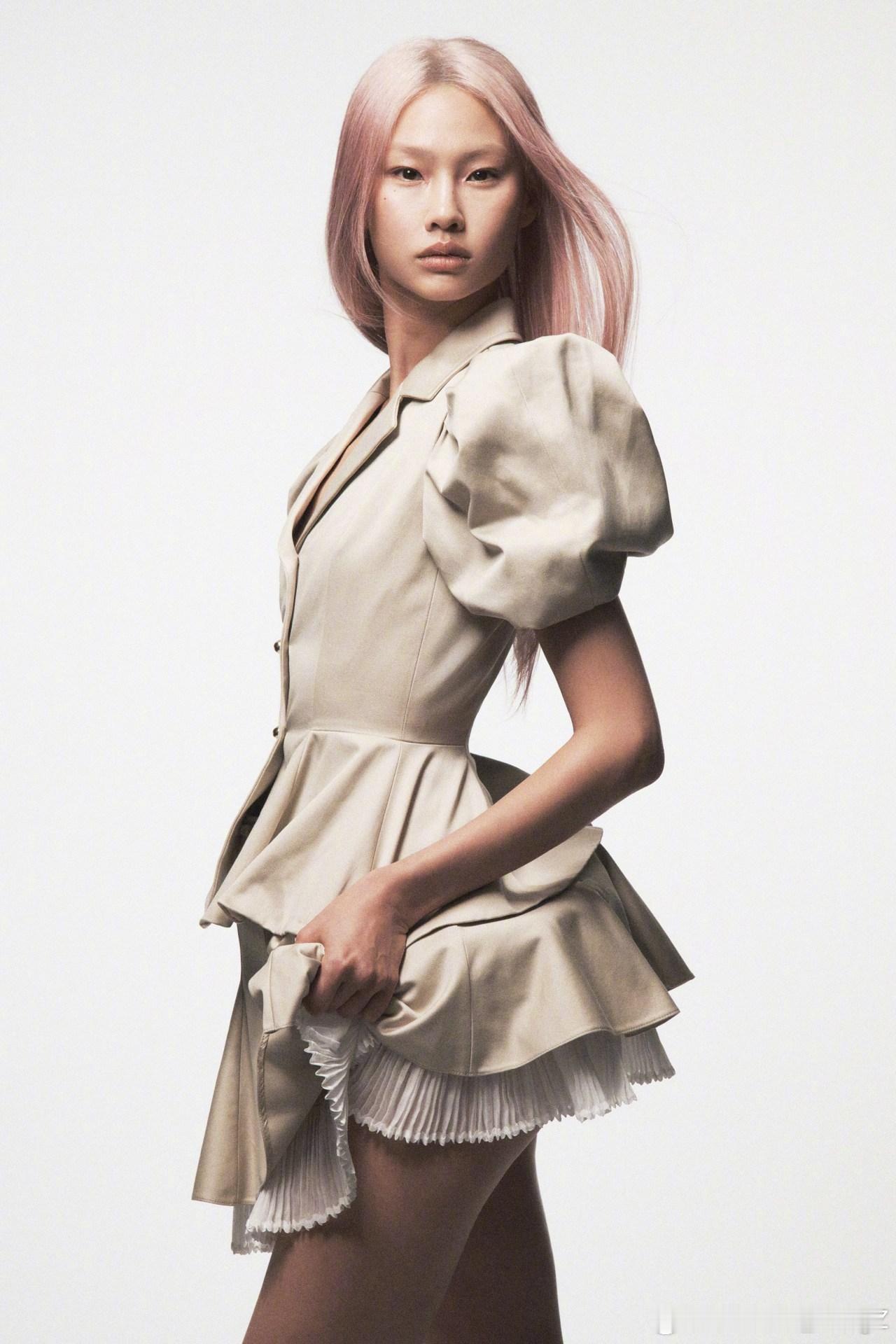 澳大利亚版 VOGUE 七月刊，演员、超模郑浩妍 Hoyeon 身着 Louis