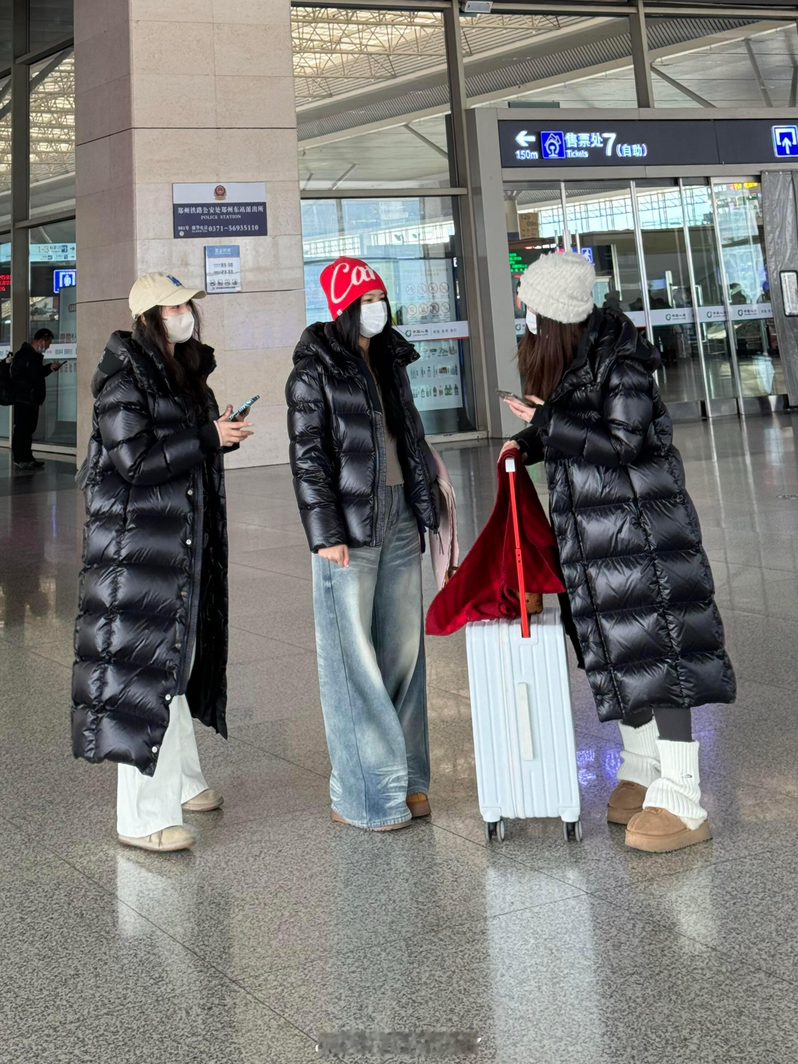 去哈尔滨的高铁上看到的…谁懂！！！！一进高铁站就被小姐姐们的黑金羽绒服给吸引住了