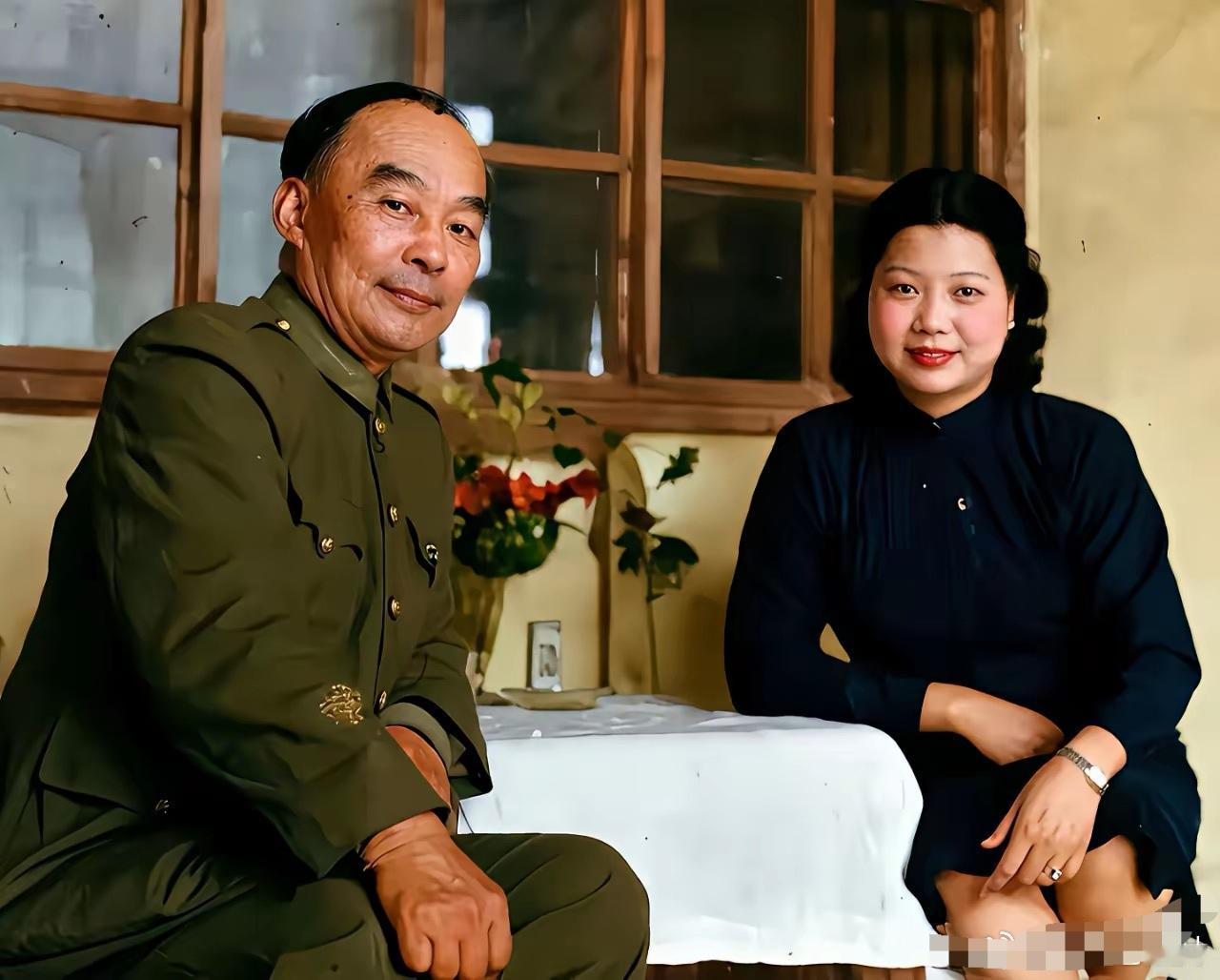 1947年，胡宗南占领延安后，在西安与小17岁的叶霞翟结婚。（注：该照片经后期上