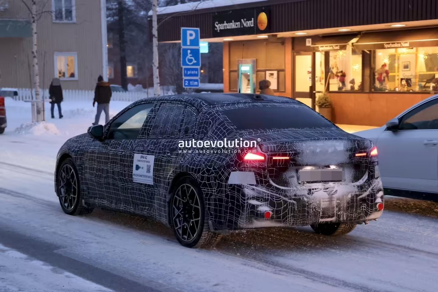 2027款宝马i3路测图来了，从前大灯可以看出来，有一些宝马新世代的影子了。据说