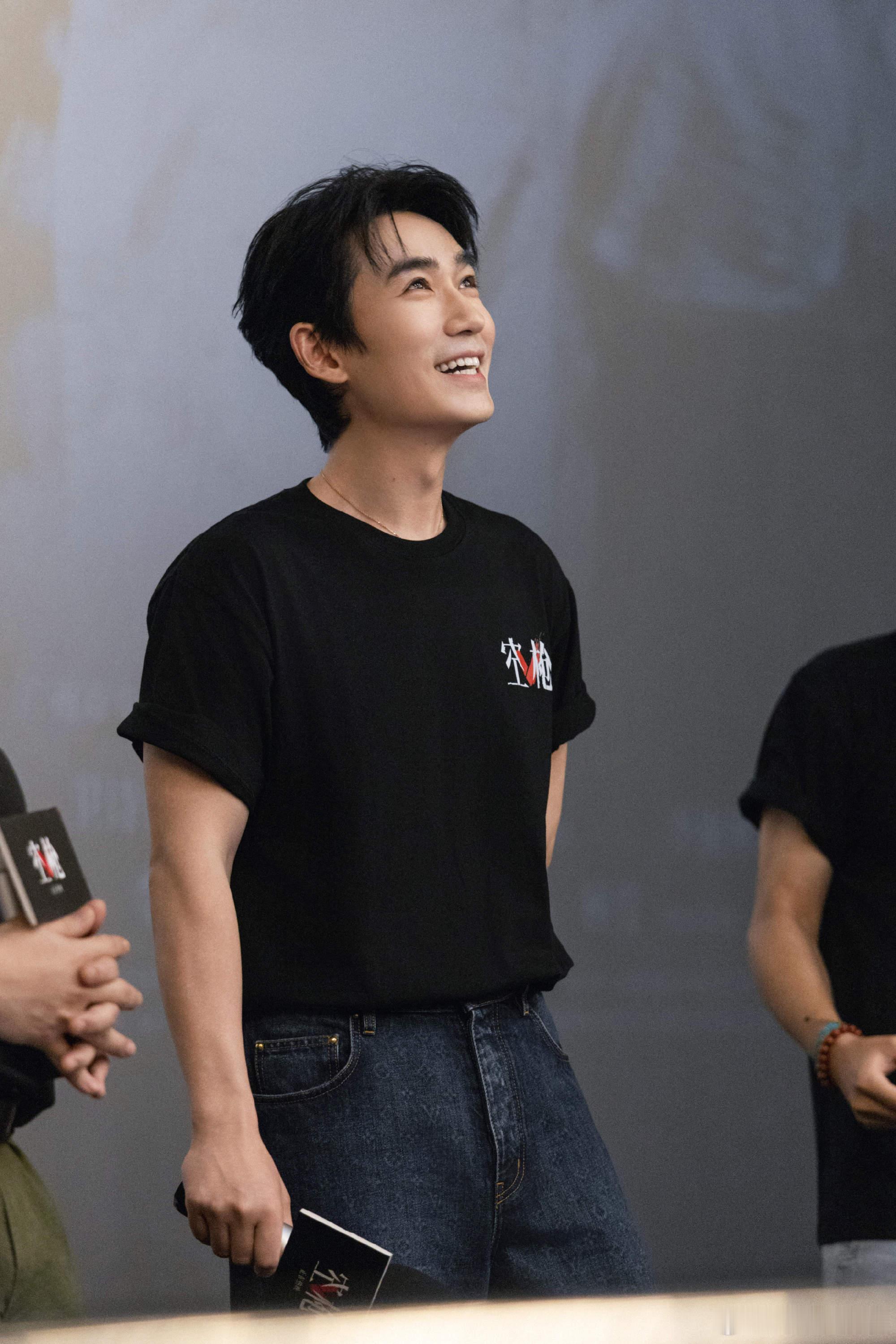 好学院派的表达方式[可怜]:“痛感其实是不用演出来的。痛感、味觉、气味，这些都是