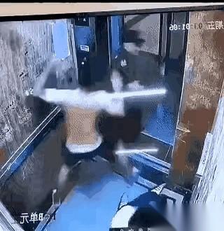 这就是那段让人心惊胆战的电梯监控：电梯门一开，一名赤膊男子正把一名女性死死按在轿