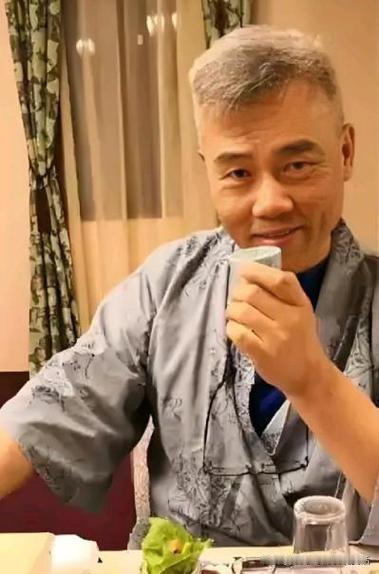 客观评价司马南

此人当初真英雄，够爷们，可后来变了味，前后反差实在离谱太大！