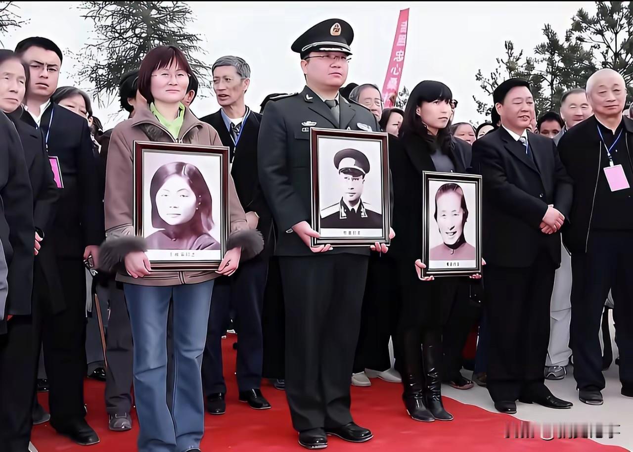 2011年3月，陈赓大将归葬故里，子女护送先辈遗骨荣归湘乡。画面中陈赓的子女陈知