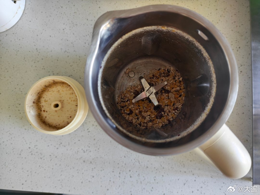 早啊，队友昨晚问我喝不喝豆浆我其实一般，但我觉得需要吃点早饭然后它就提前定时做了