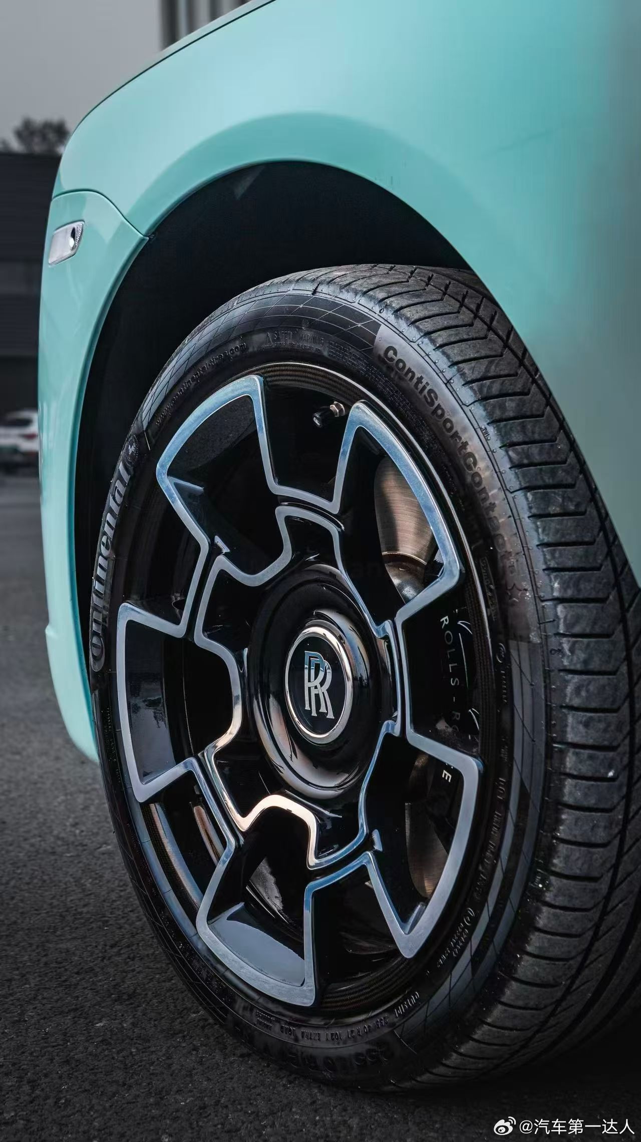 真正的奢华，从不是随波逐流，而是在喧嚣中坚守独一份的审美与格局。劳斯莱斯魅影BB