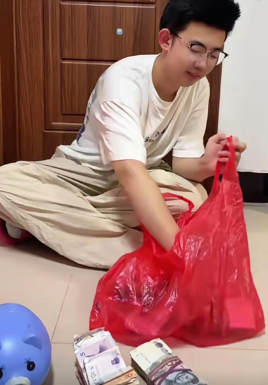 安徽的一个小区房间里，一个妈妈正在房间里忙碌着家务活，却被儿子一把拉进了卧室里。