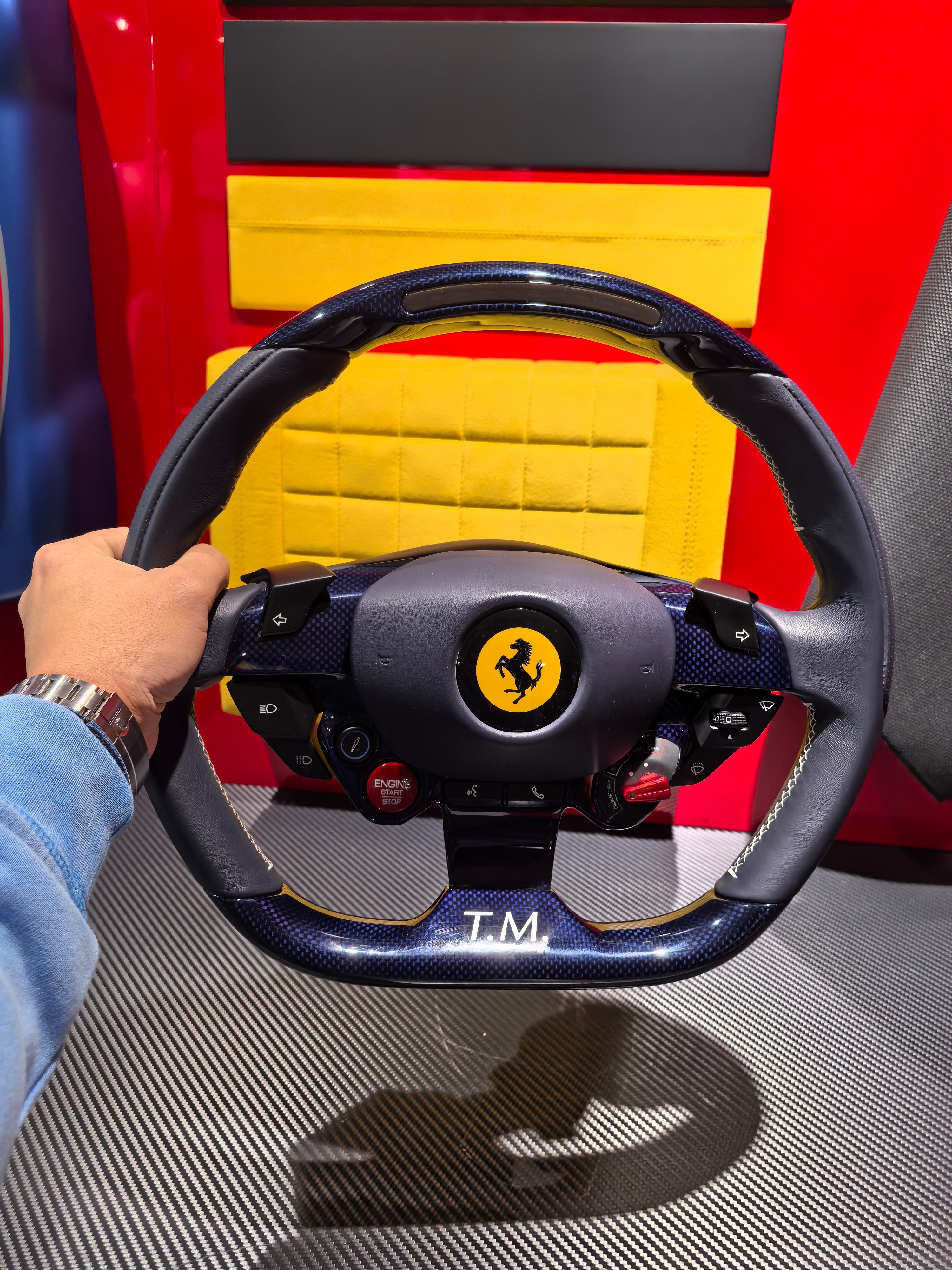 蓝色碳纤维太美了！ 