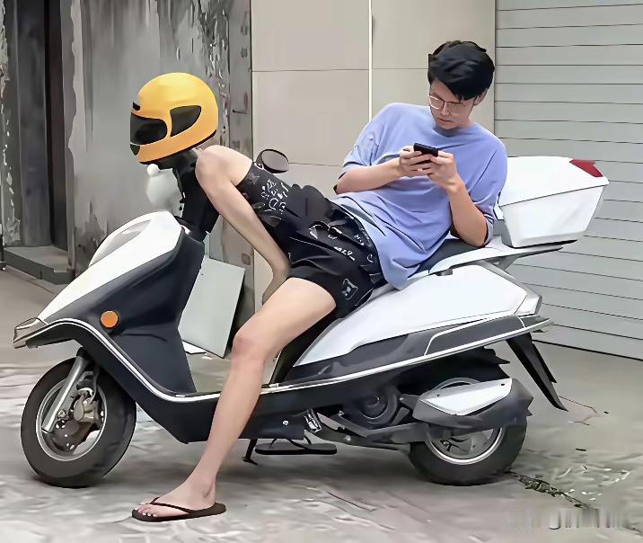 近日漫步街头，不经意间瞧见一辆电动车上仿佛坐着两个年轻人。后面的年轻人悠然地看着