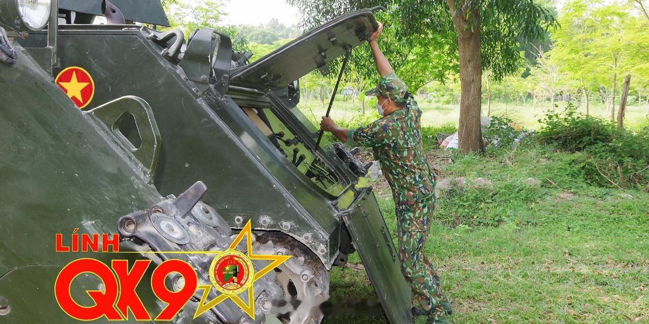 “与土地融为一体——与丛林融为一体” 越军的绿色涂装M113装甲运兵车正在野外进
