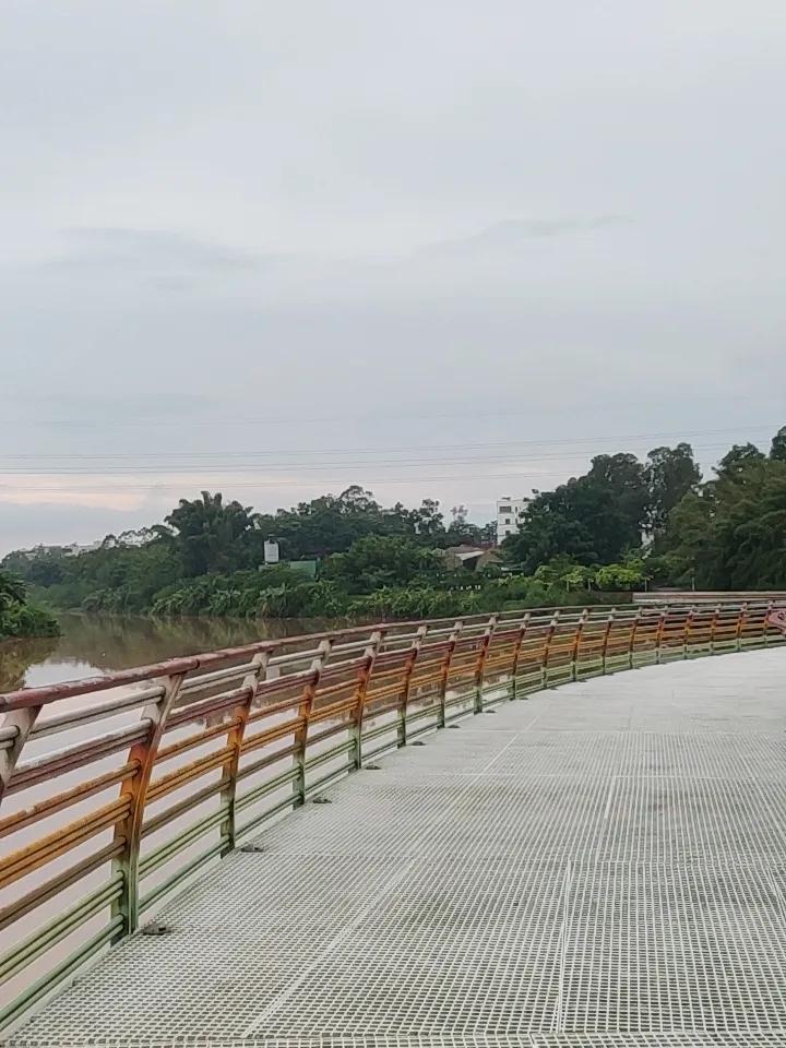 雨后的美景总是让人忍不住随手拍。就像杭州拱墅的上塘河，下雨时我直接用手机无滤镜记