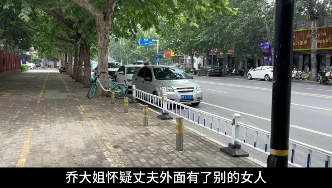 浙江，45 岁乔大姐称，她怀疑丈夫出轨，看到一名女子坐在丈夫电动车后座，随即上前