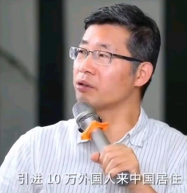 清华大学原博导郑毓煌，建议每年引进 10 万外国人来华，大力发展跨国婚姻，中外混