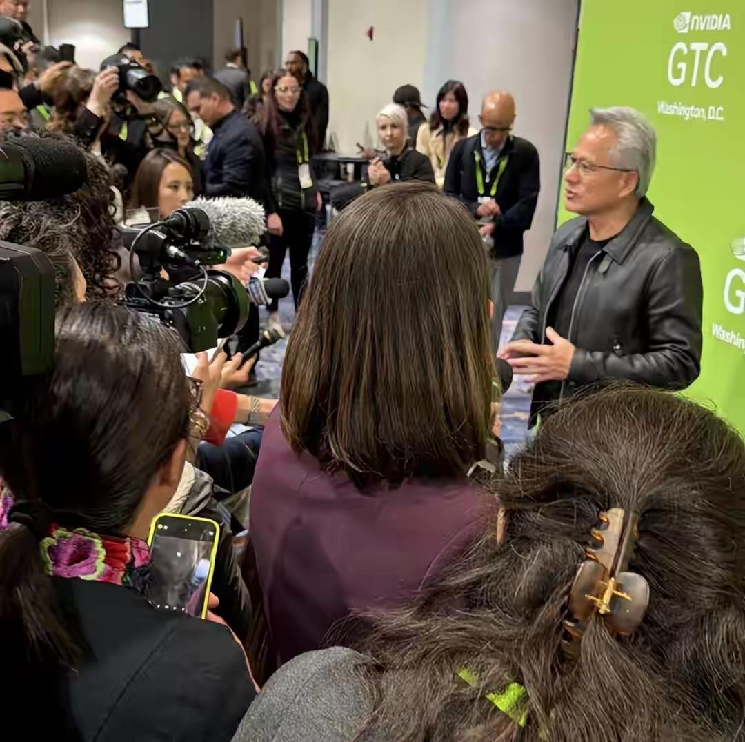 黄仁勋慌了！
中国芯片爆发，
最先进封装技术不在美国，黄仁勋希望找到新的平衡。在