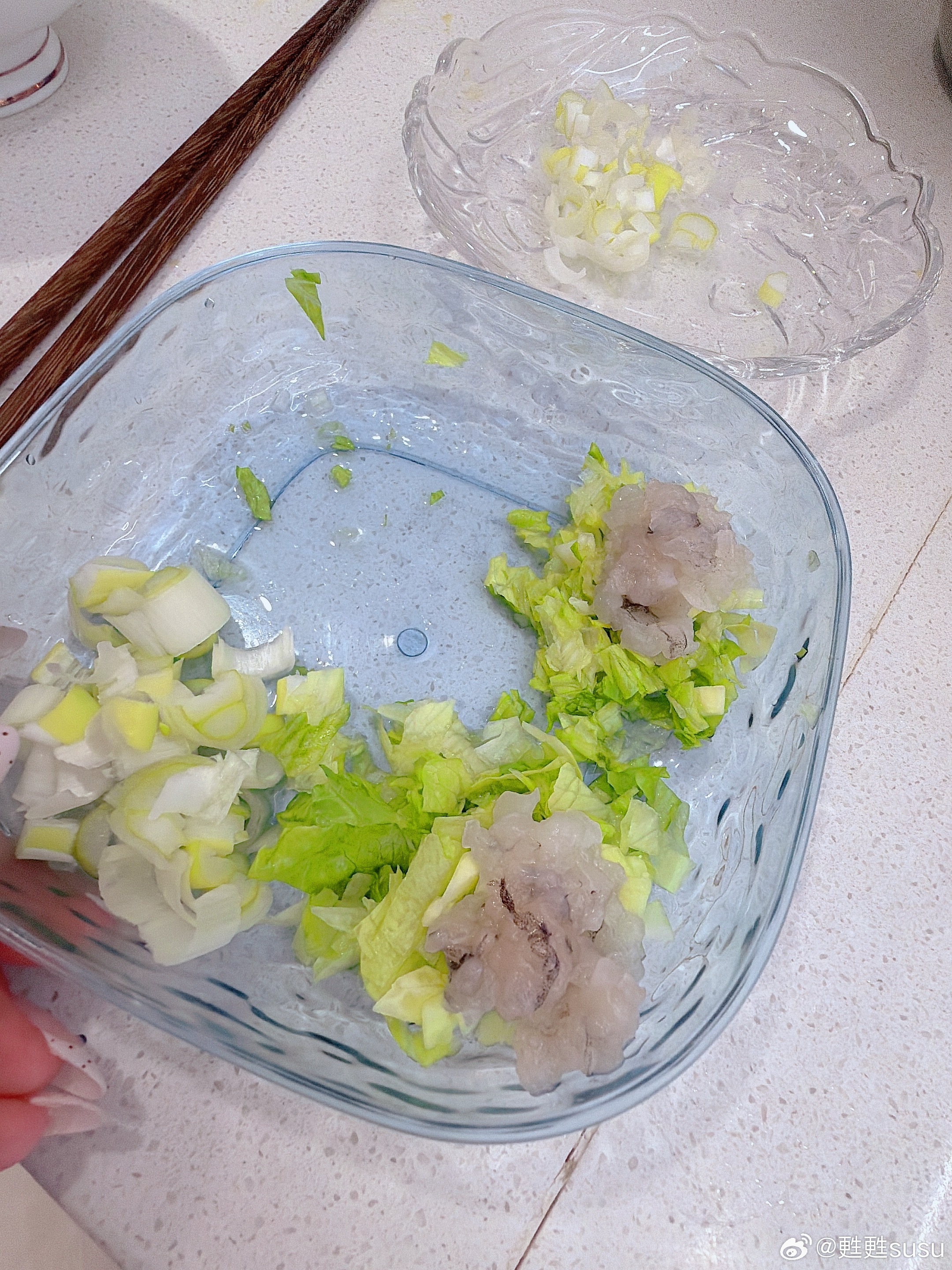 天天进姥姥家就干活帮姥姥洗菜 切菜然后自己做的鸡蛋卷饼 拍黄瓜👍👍👍做饭小