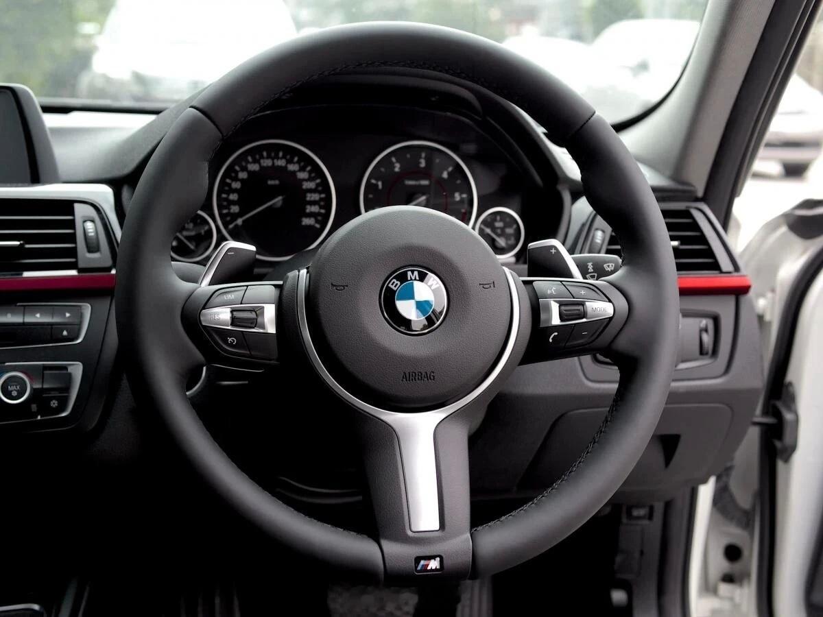 宝马经典的丁字裤方向盘明年开始要取消了取而代之的这3个新样式我只能说“一言难尽”