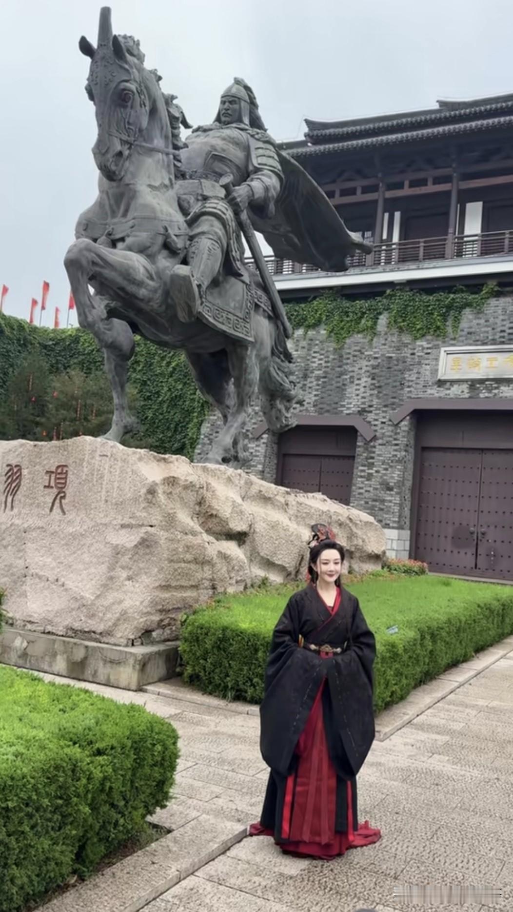 看到这张照片，突然就觉得上次何润东的苏超之行也没多大遗憾，霸王和虞姬也算是同框了