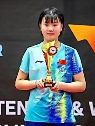 国乒小将姜依依简介:
姜依依，15岁，山东青岛人，左手横板，国乒女队年龄最小的一
