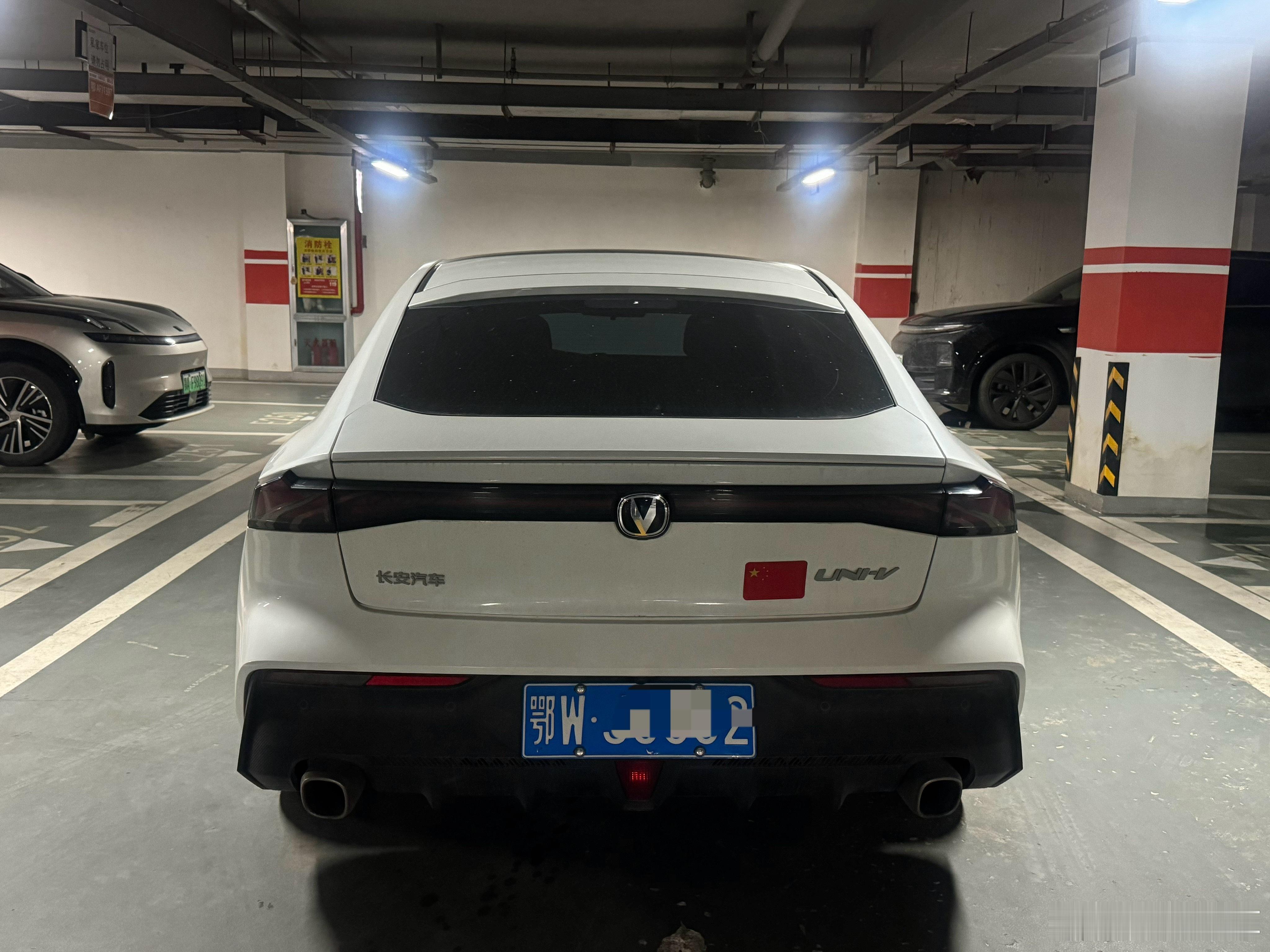 大晚上收了台长安UNI-V2023年2月 1.5T尊贵版个人一手车 2.7万公里