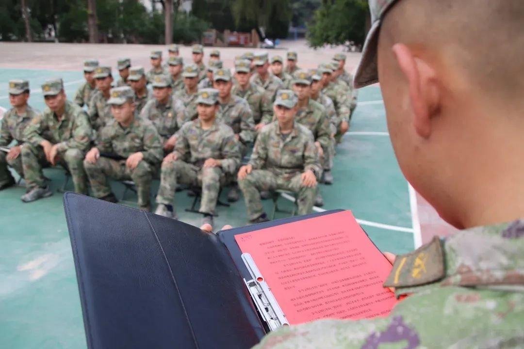 #铸剑中原[超话]##早安军营##原原说早晚安# 知法知敬畏，明辨以力行；存戒惧