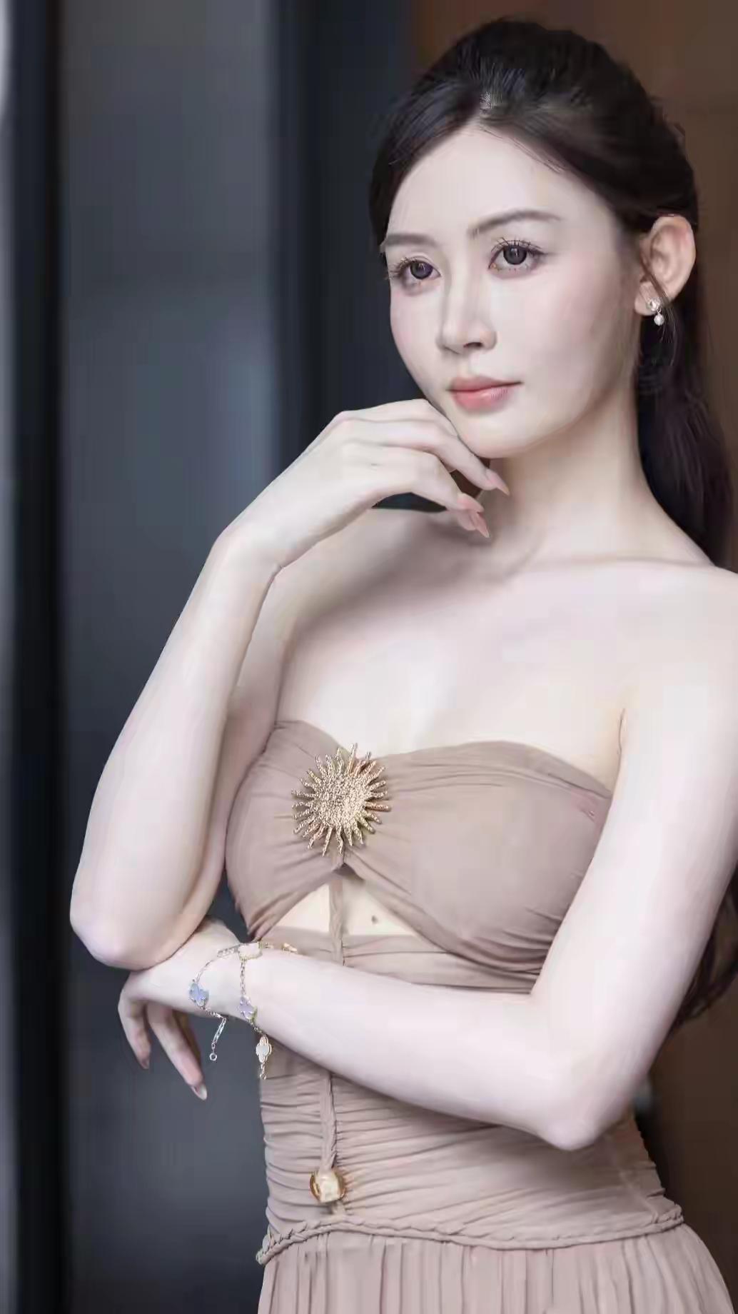 玉颜如花，静待春风。