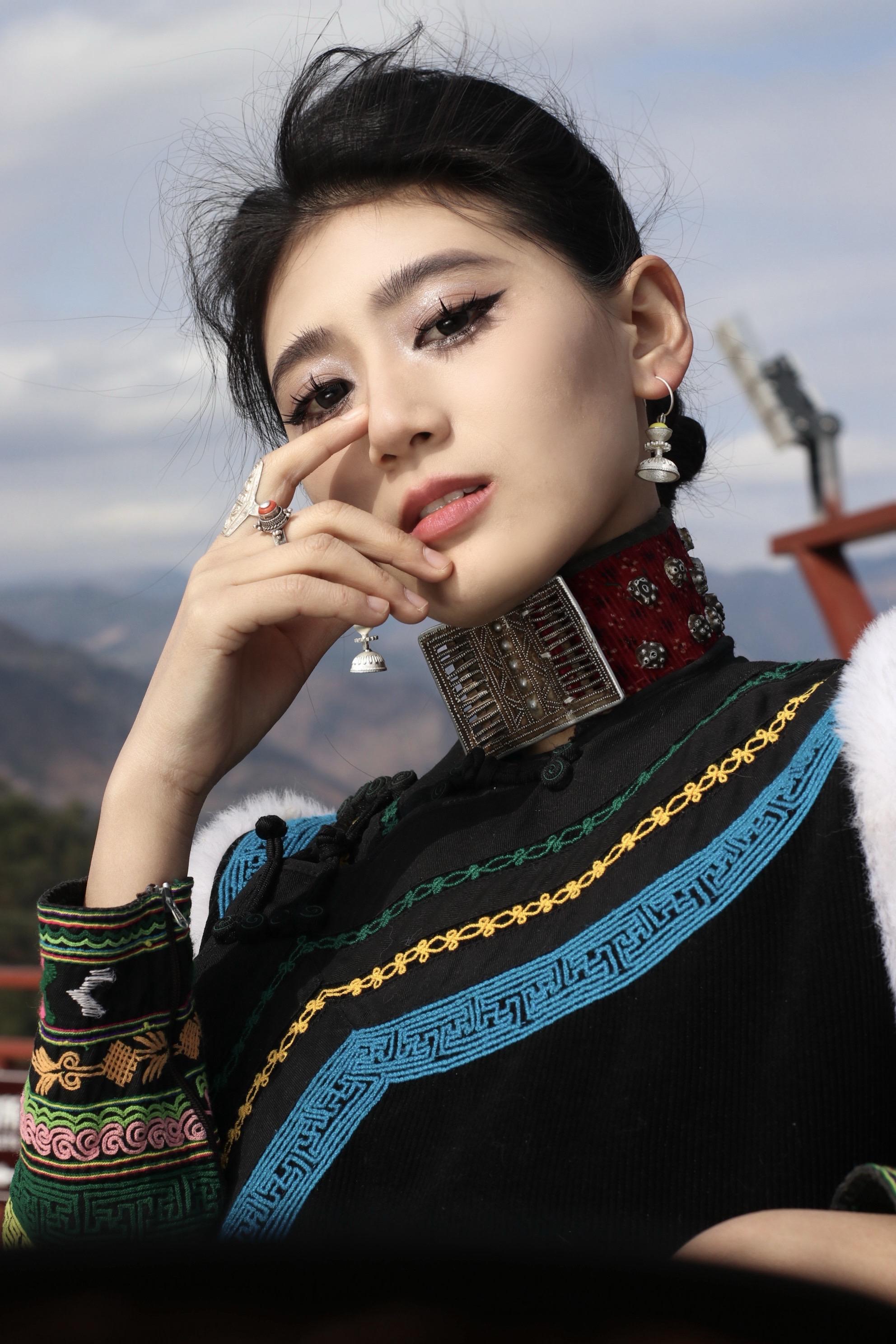 望远山而前行。