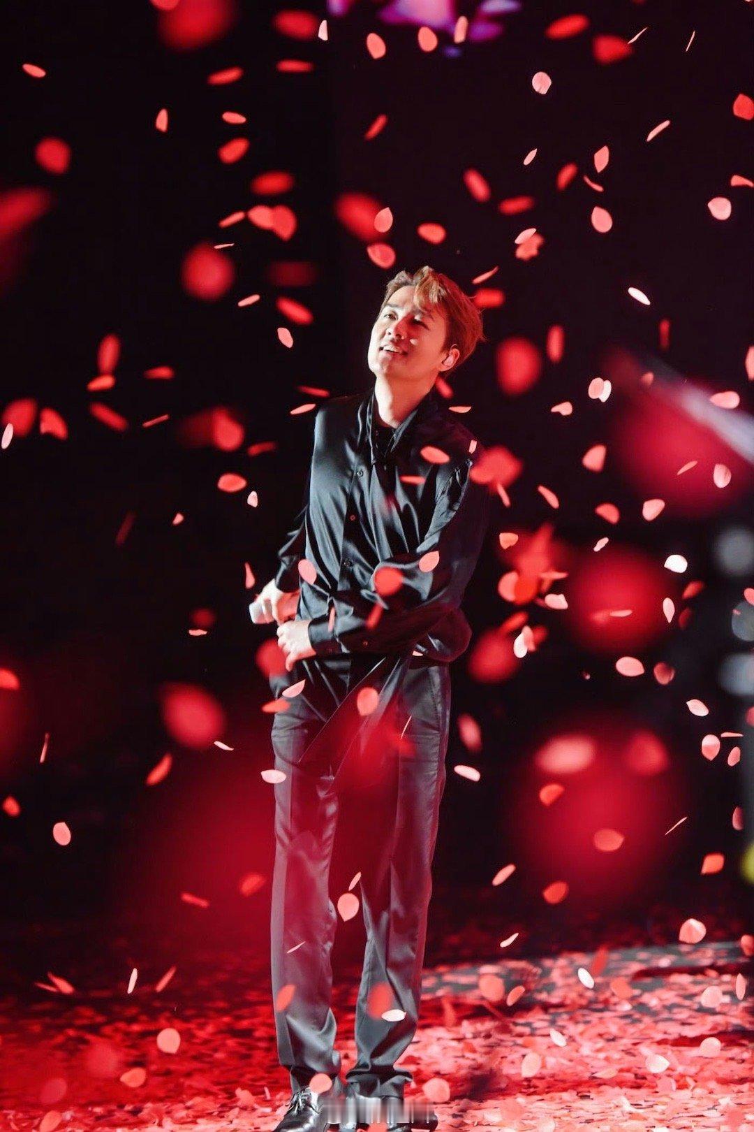 吴克群被戴佩妮锁喉这演唱会看的真的是太值了啊！还附赠一次动作片的啊吴克群被戴佩妮