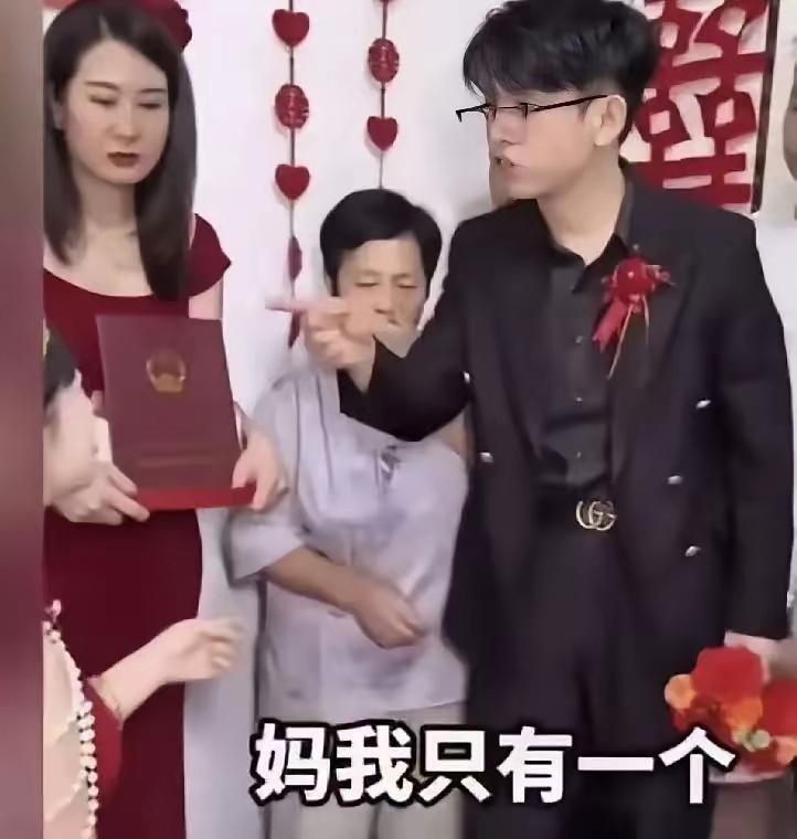 婚礼现场一句话毁了婚事！新娘逼新郎“选妈还是选我”，新郎当场怒退婚：这婚不结了！