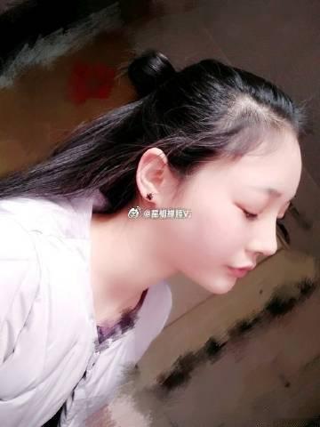 山根高，夫妻宫饱满，婚姻很好，敏感，依赖心重，自身事业欠佳，眉宇间间隔宽，大方，