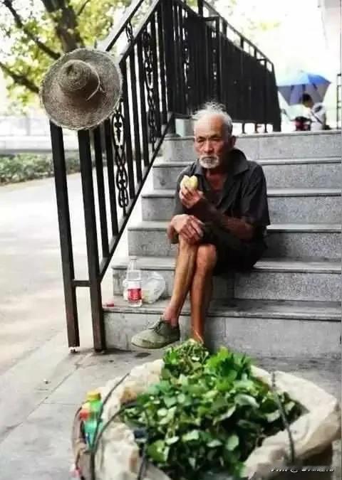 晚年和子女在一起，哪怕是短暂的相聚，你也可能是子女眼里那个“多余的麻烦人”，满眼